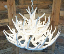 Charger l'image dans la galerie, Whitetail Deer 21 Antler Cascade Chandelier - Muskoka Fire Pits