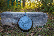 Charger l&#39;image dans la galerie, Wildlife Series™ 12 Inch Cast Iron Bear Skillet - Muskoka Fire Pits